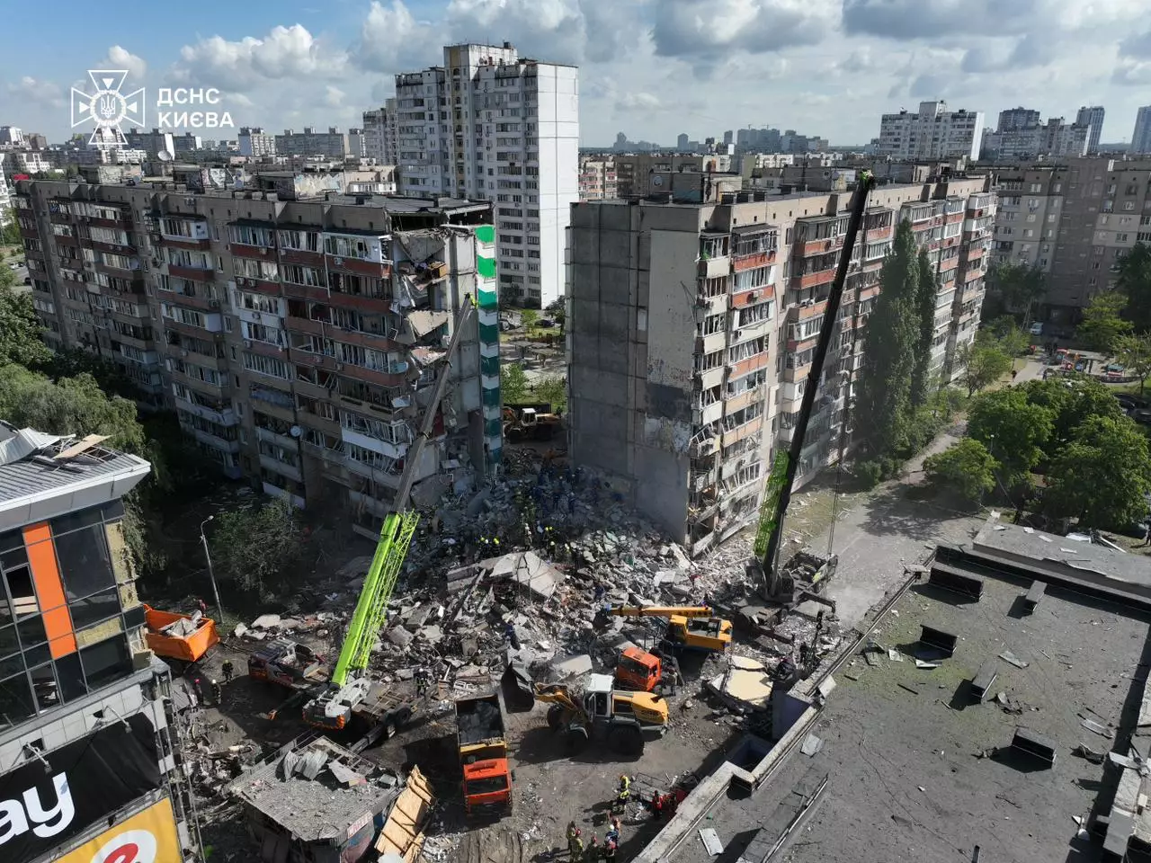 Un edificio residencial del distrito de Darnytskyi, en Kiev, dañado tras un ataque ruso en mayo de 2026; imagen de archivo, no corresponde al ataque de este 24 de septiembre
