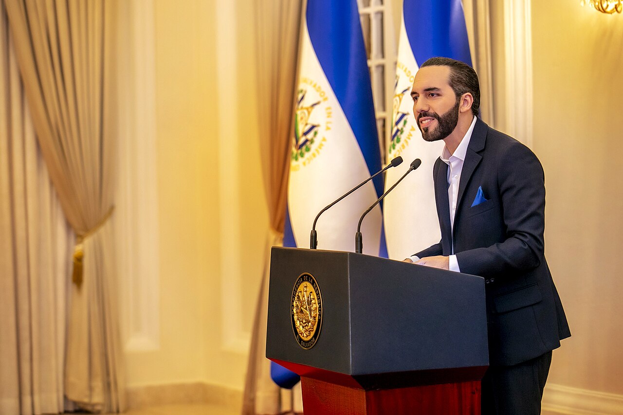 El presidente Nayib Bukele habla desde un atril con el escudo de El Salvador, ante banderas del país (imagen de archivo de 2022)
