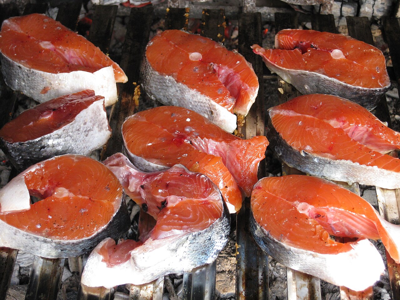 Rodajas de salmón crudo sobre una parrilla