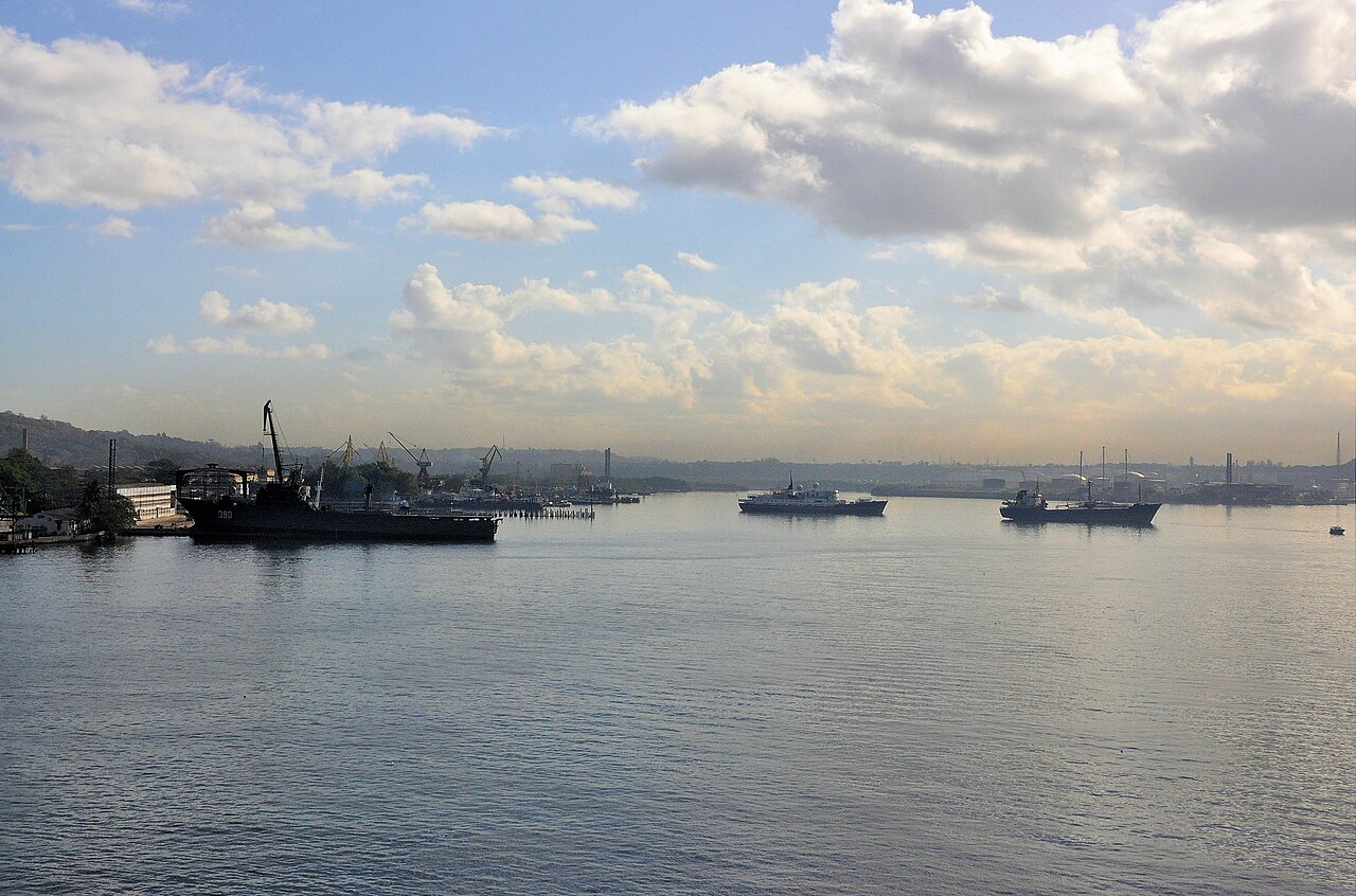 Buques en la bahía del puerto de La Habana, con grúas al fondo