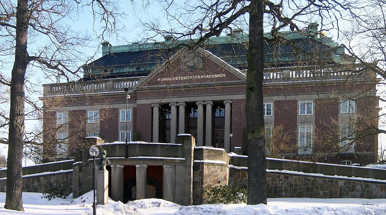 Fachada del edificio principal de la Real Academia Sueca de Ciencias, en Estocolmo, con nieve y árboles sin hojas
