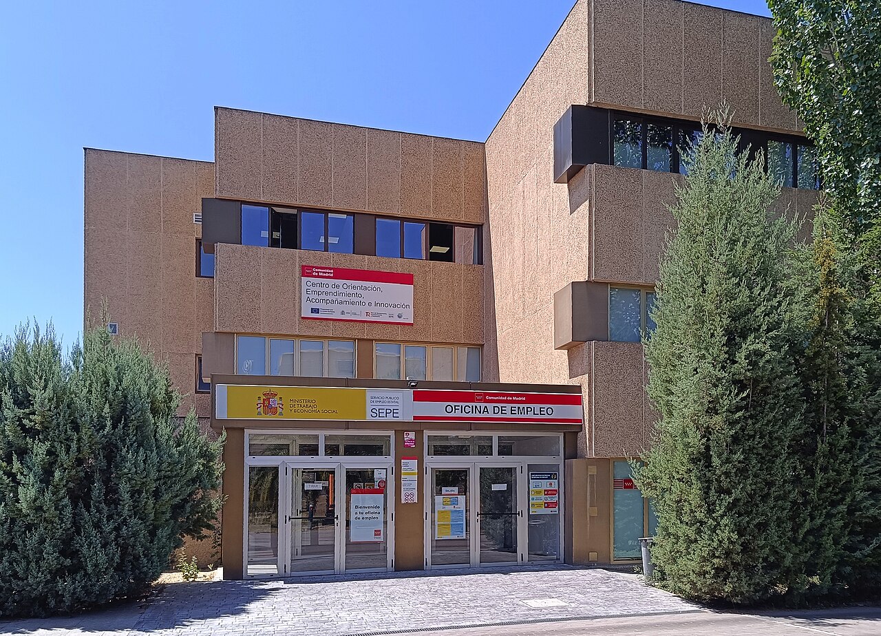 Fachada de una oficina de empleo conjunta de la Comunidad de Madrid y el Servicio Público de Empleo Estatal (SEPE) en el barrio de Moratalaz, Madrid, con los carteles 'SEPE' y 'OFICINA DE EMPLEO' en la entrada