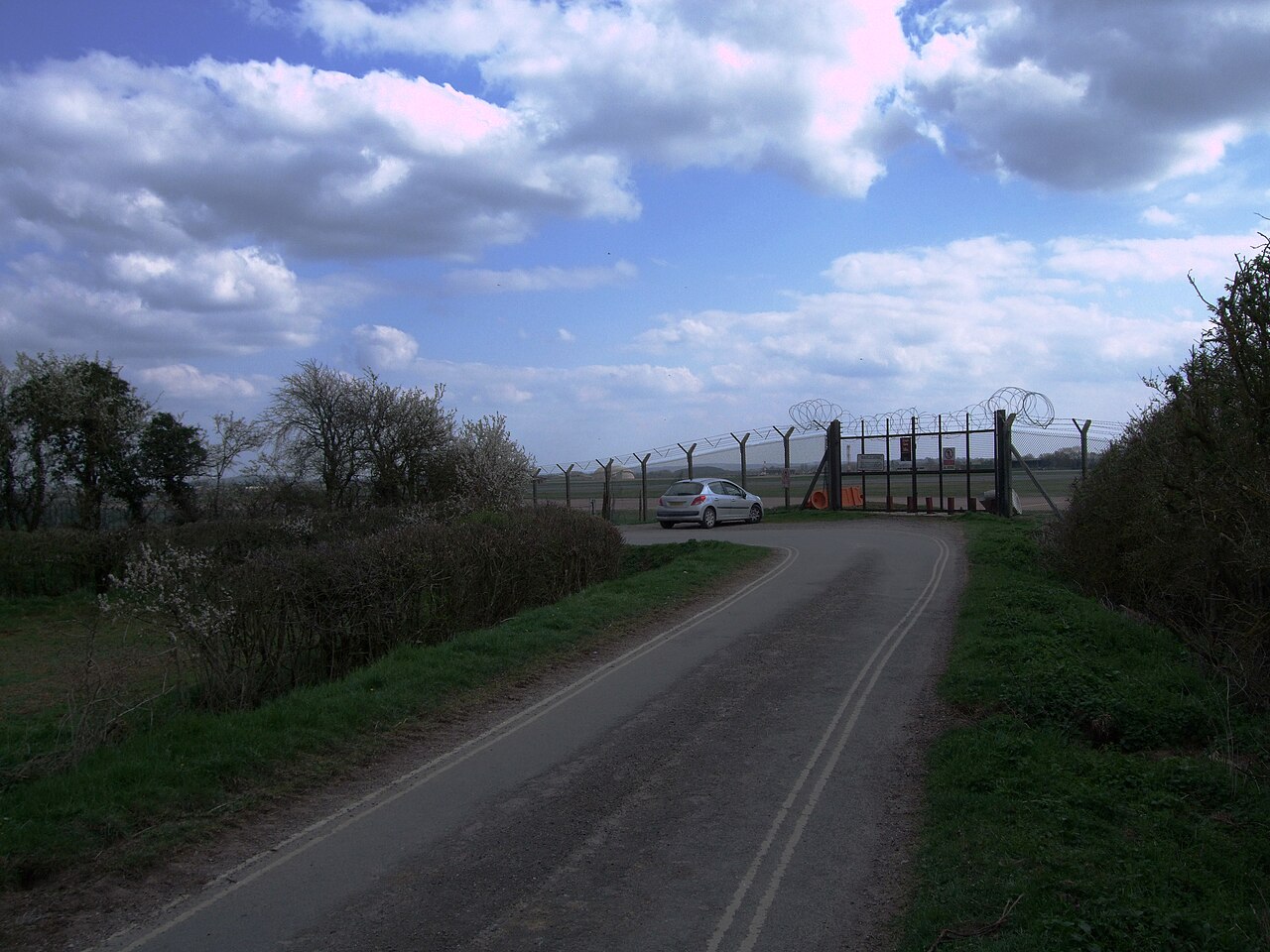 Puerta de acceso a la base aérea de RAF Fairford, en Gloucestershire, Inglaterra