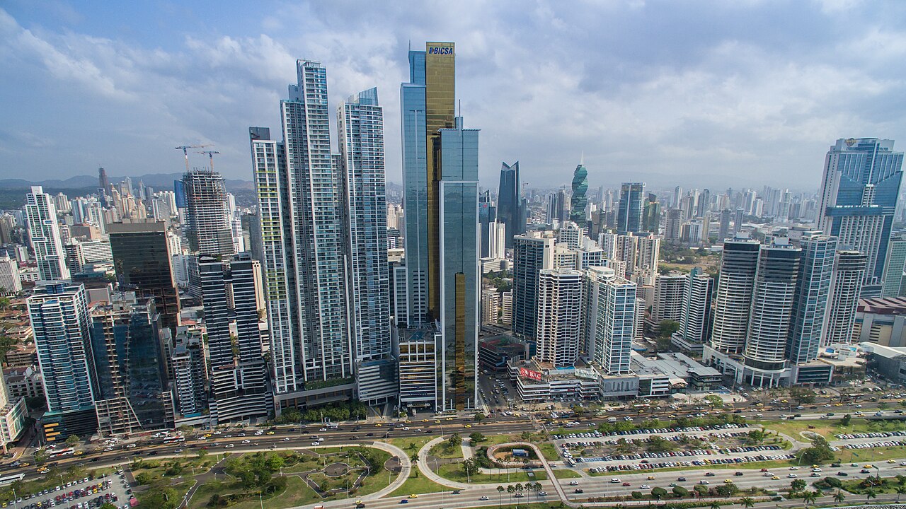 Vista aérea de los rascacielos de la ciudad de Panamá y la bahía