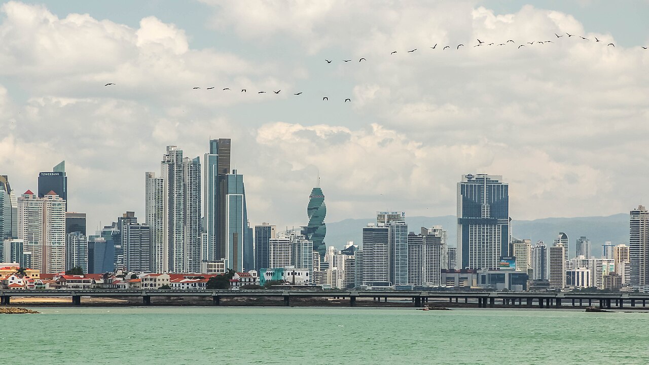 Vista de los rascacielos de la ciudad de Panamá desde la costa, con la bahía en primer plano