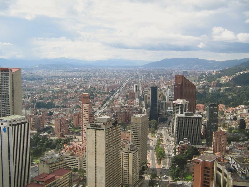 Vista aérea de Bogotá desde el centro hacia el norte, con edificios de oficinas, calles y cerros al fondo