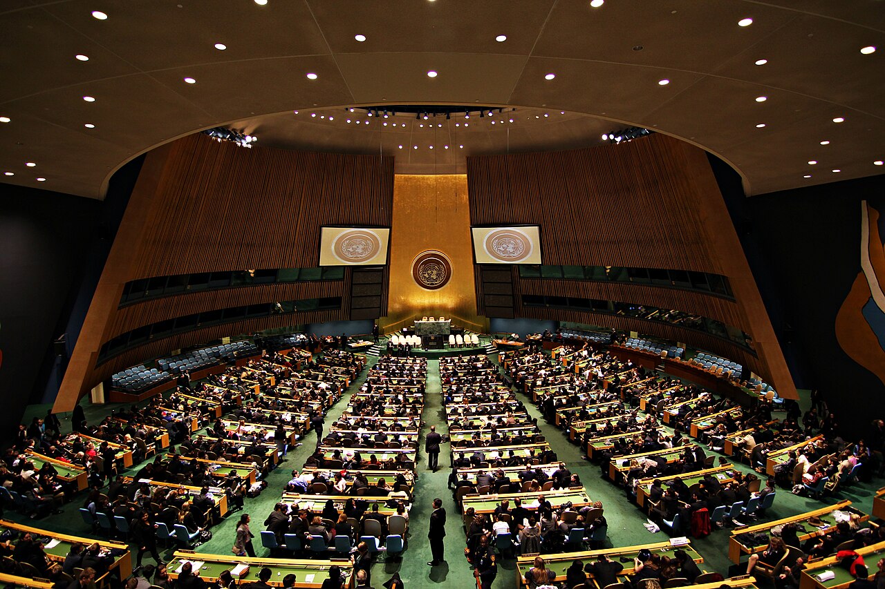 Delegados en sus escaños en el salón de la Asamblea General de las Naciones Unidas, en Nueva York, con el estrado de oradores y el emblema de la ONU al fondo (imagen de archivo)