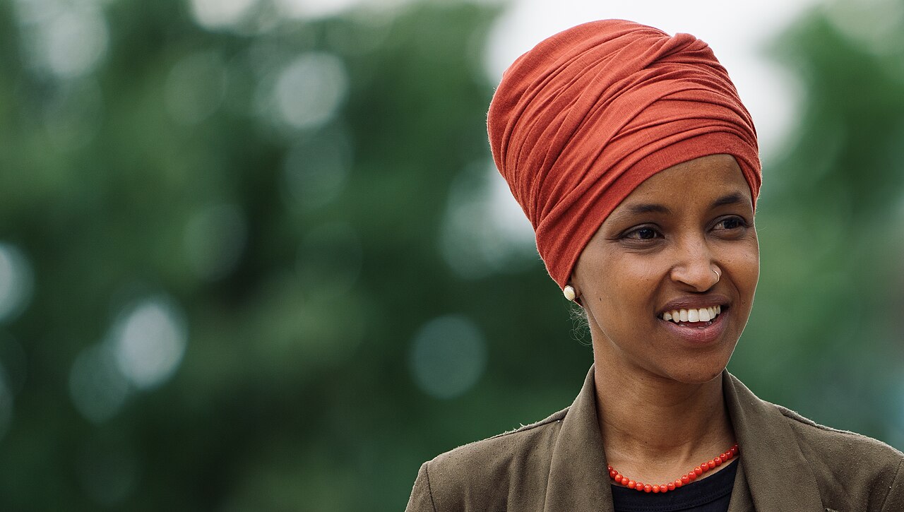 La representante Ilhan Omar sonríe durante una rueda de prensa en Saint Paul, Minnesota, en agosto de 2020