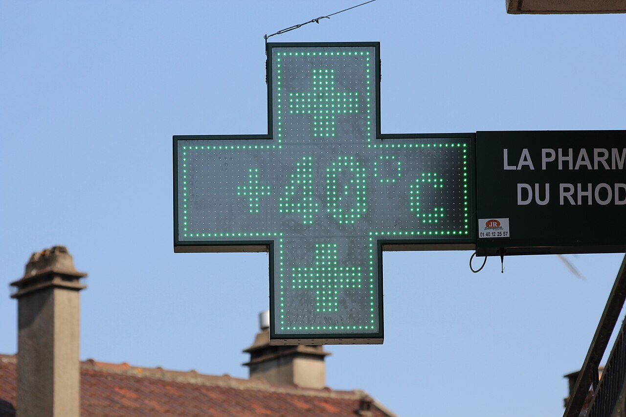 Cruz luminosa de una farmacia en Francia que marca +40 °C de temperatura ambiente, en una fotografía de 2015