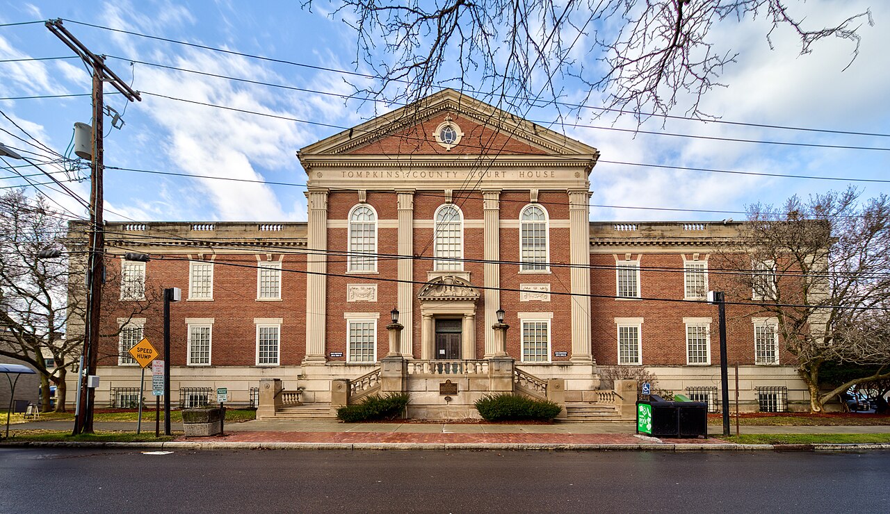 Fachada del edificio del Tribunal del Condado de Tompkins, con el letrero "Tompkins County Court House", en Ithaca, Nueva York