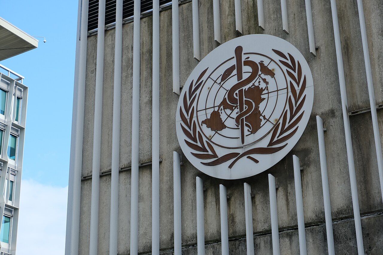 Emblema de la Organización Mundial de la Salud en la fachada de uno de sus edificios en Ginebra