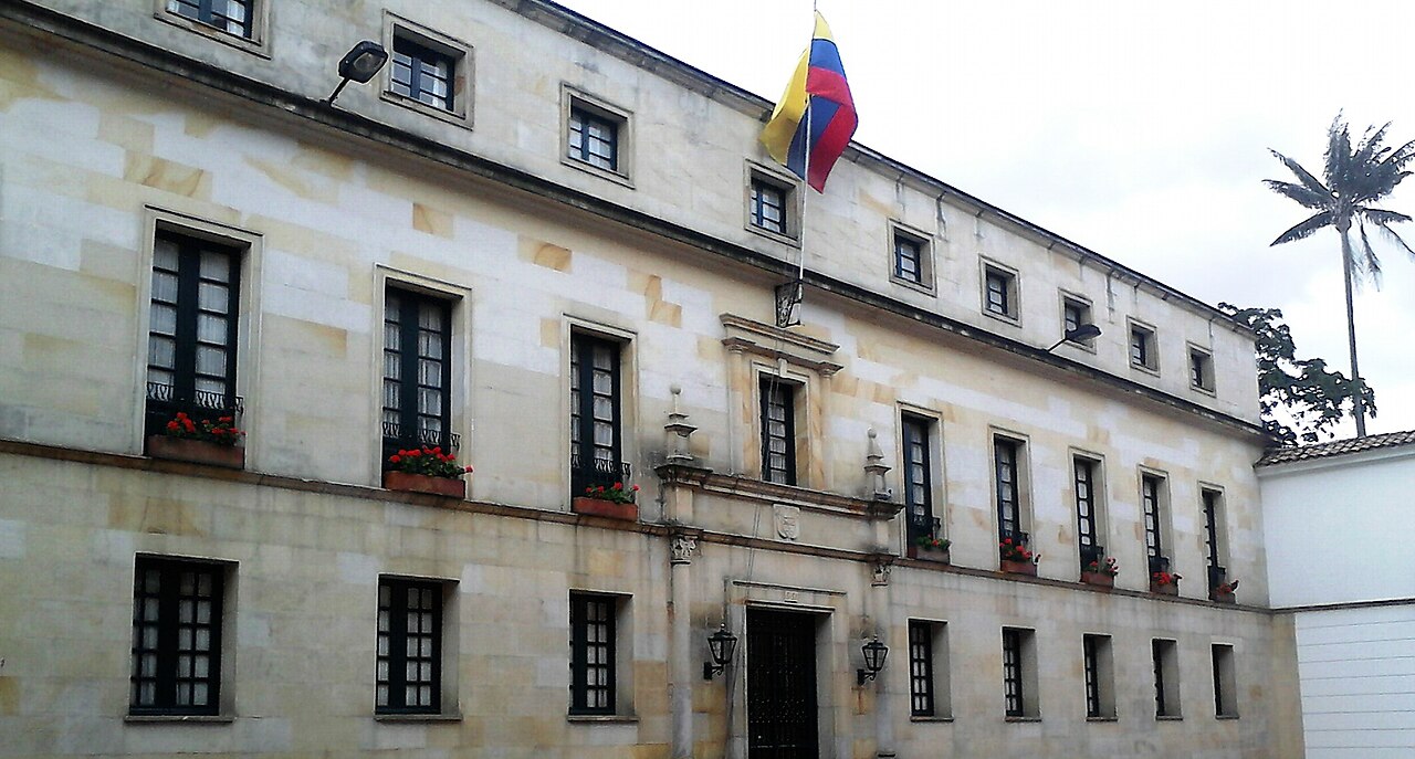 Fachada del Palacio de San Carlos, sede del Ministerio de Relaciones Exteriores de Colombia, con la bandera colombiana ondeando sobre la puerta principal, en el centro histórico de Bogotá
