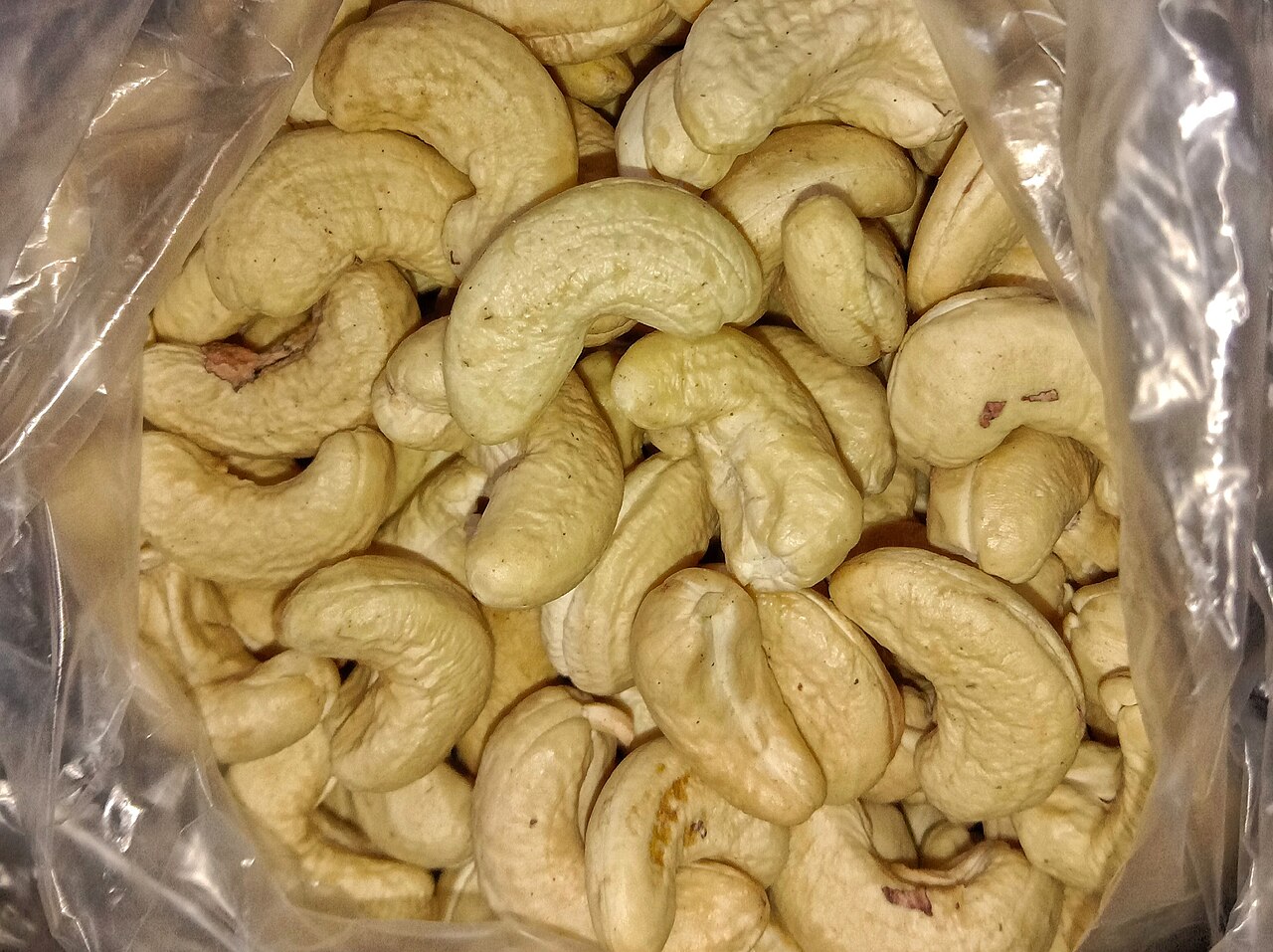 Un montón de anacardos, un alimento rico en magnesio, dentro de una bolsa