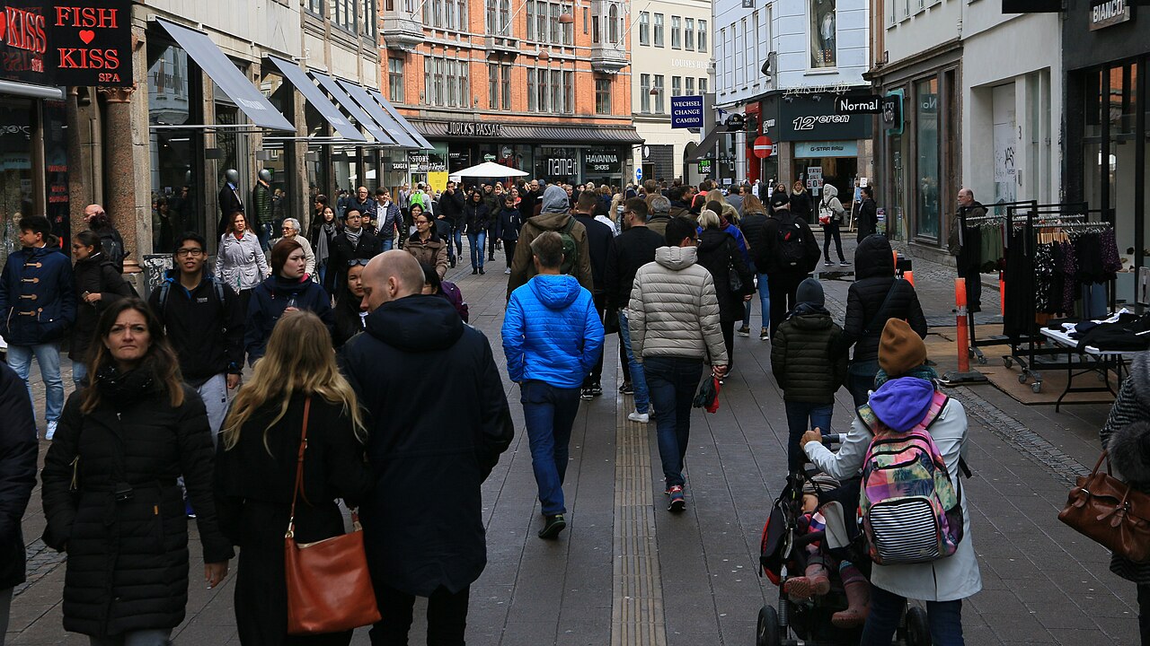 Personas caminando por una calle, la actividad física que los estudios citados relacionan con una menor subida de glucosa después de comer