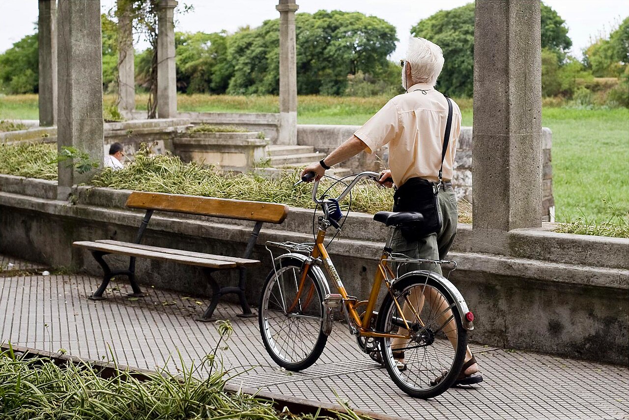 Una persona paseando en bicicleta por un parque