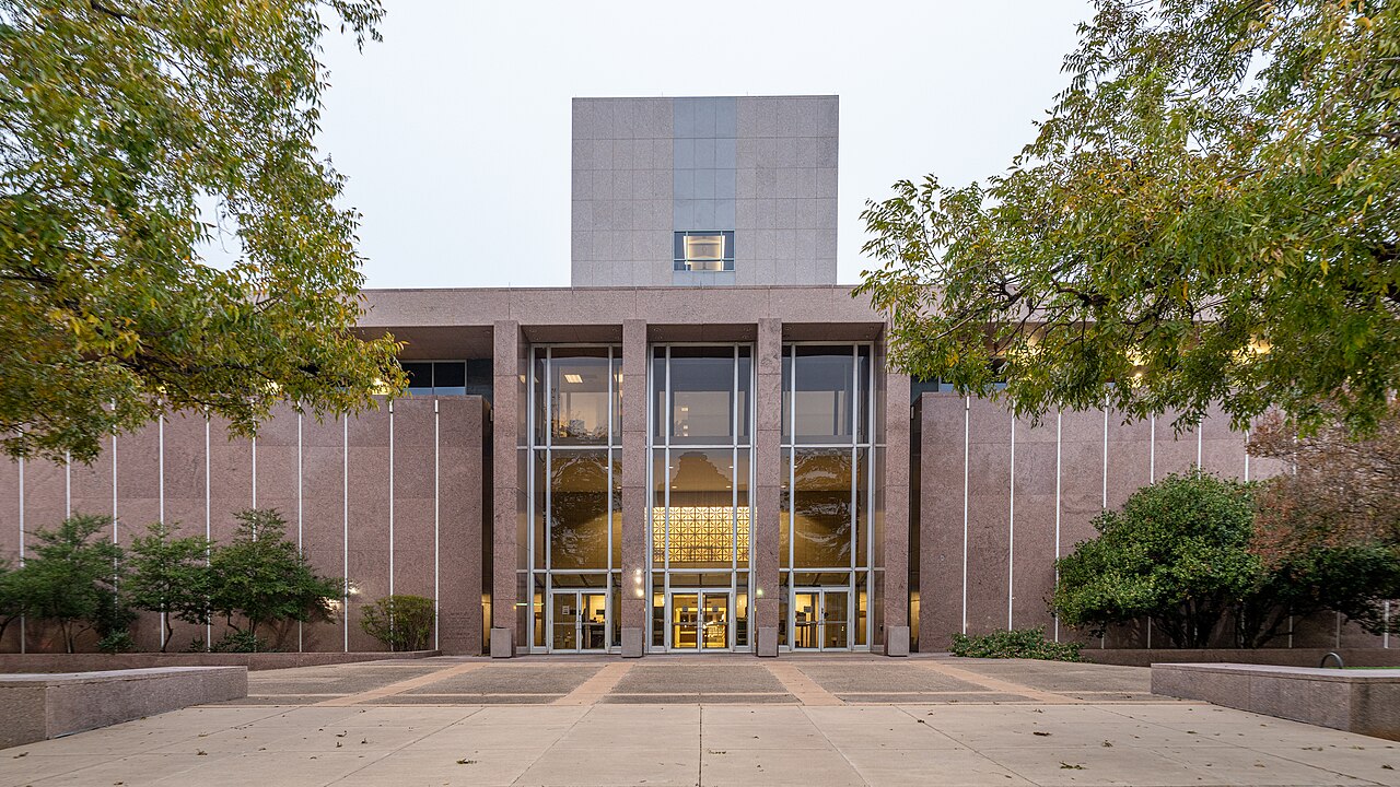 Fachada y entrada del edificio judicial de Austin donde tienen su sede la Corte Suprema de Texas y el Tribunal de Apelaciones Penales del estado