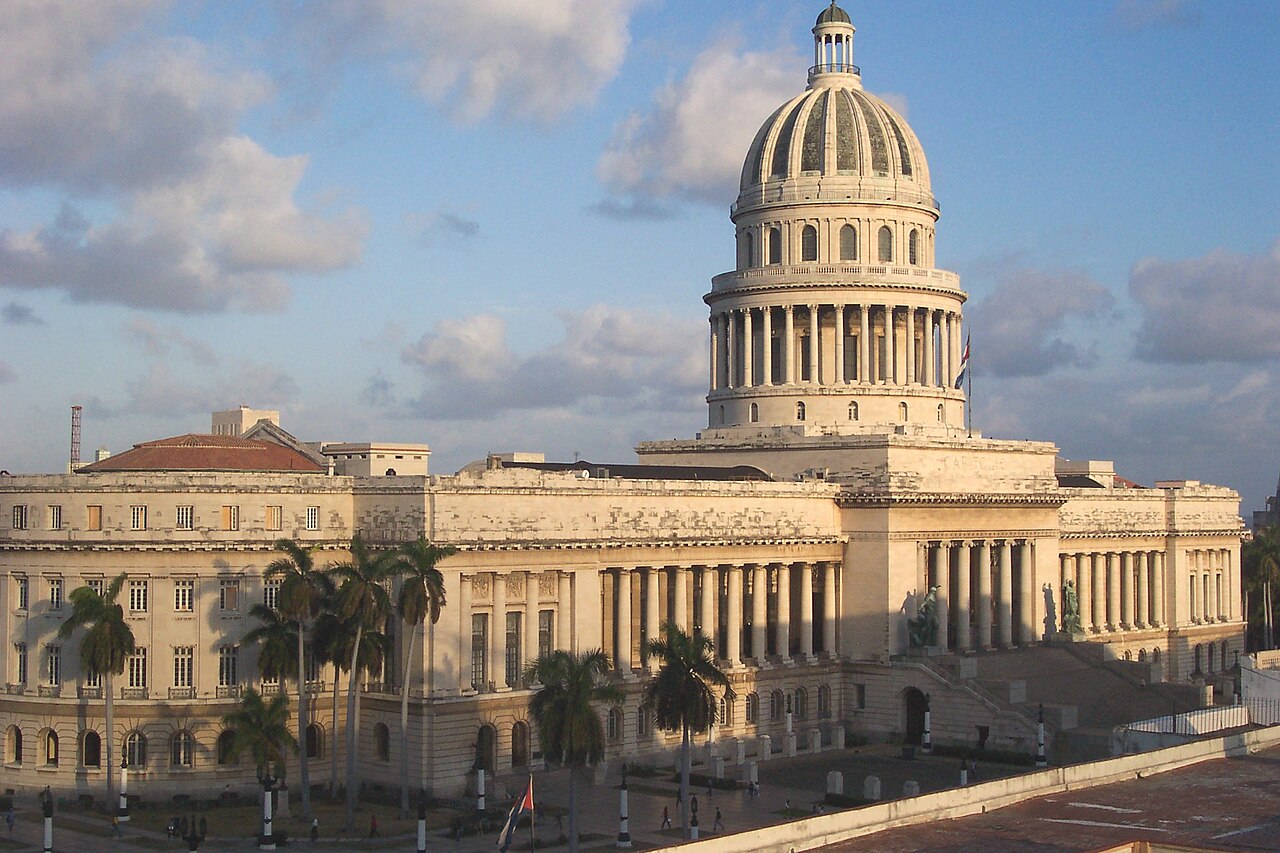 El Capitolio de La Habana, edificio de cúpula y columnata junto a palmeras, visto desde una azotea