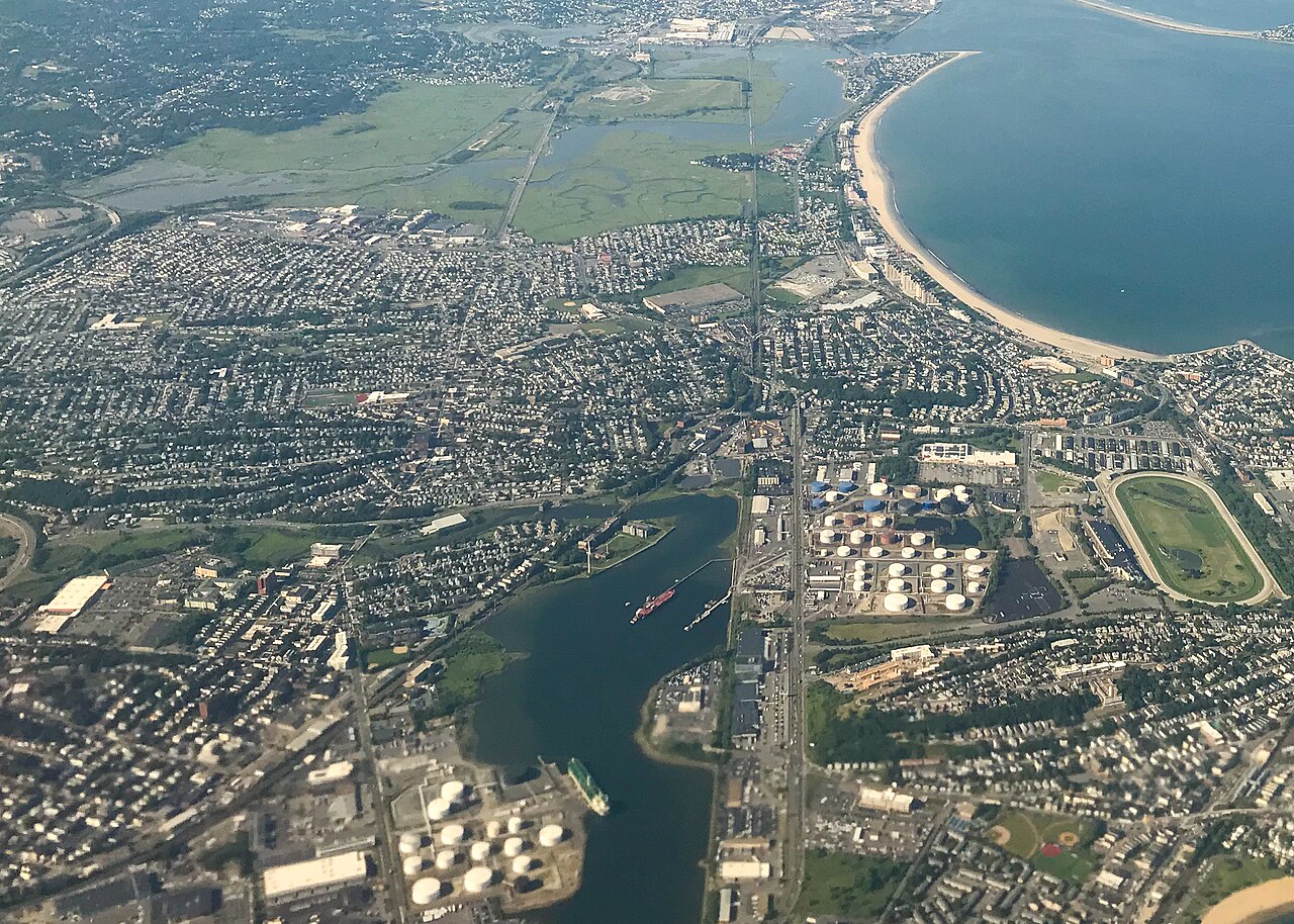 Vista aérea de Revere y Chelsea, al norte de Boston, con depósitos de combustible de tanques blancos junto a la ría de Chelsea y petroleros atracados