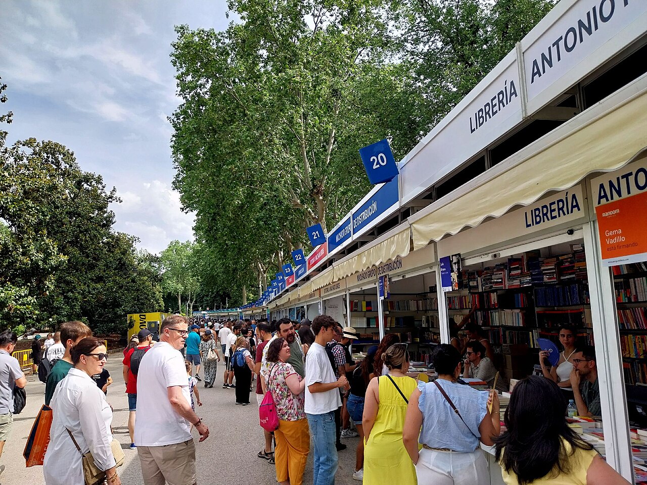 Visitantes ante las casetas de librerías en la Feria del Libro de Madrid