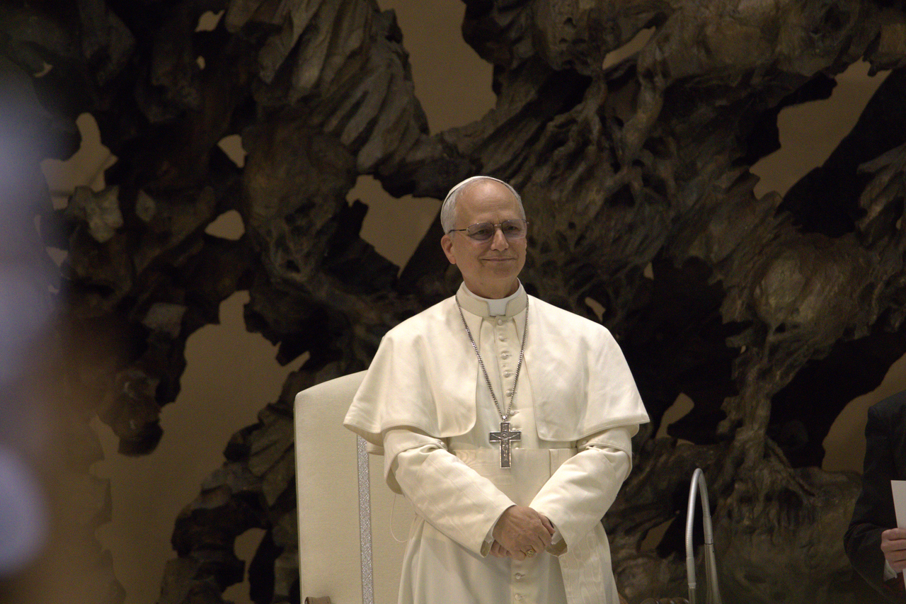 El papa León XIV, de pie y sonriente, durante una audiencia con los medios de comunicación en mayo de 2025 (imagen de archivo)