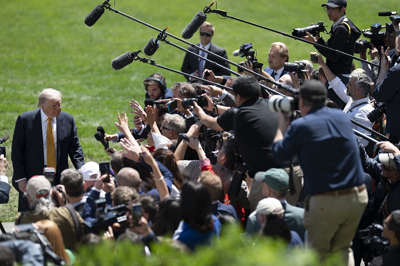 Donald Trump habla con la prensa en el jardín sur de la Casa Blanca, en mayo de 2026