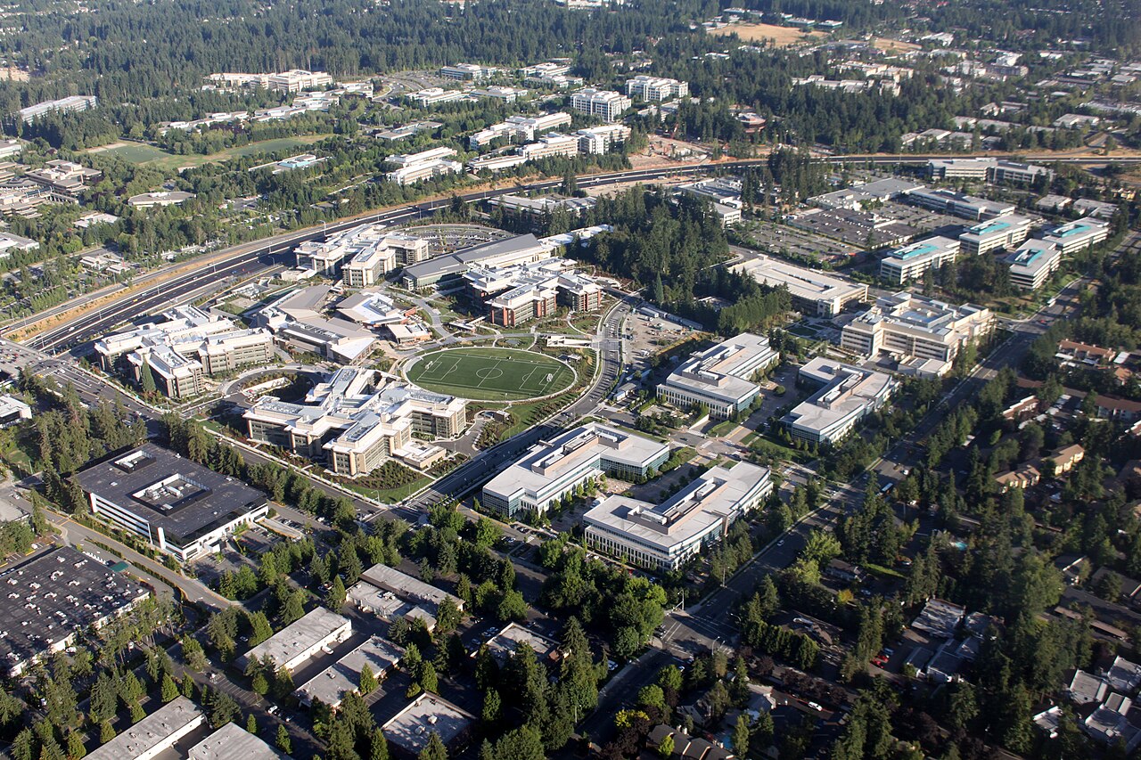 Vista aérea del campus oeste de Microsoft en Redmond, Washington, con edificios de oficinas, un campo de fútbol y zonas arboladas (imagen de archivo de 2009)
