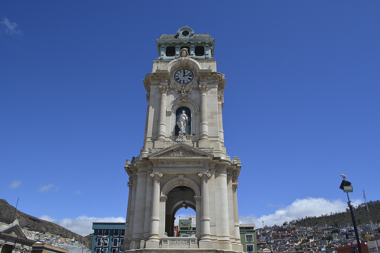 Torre del Reloj Monumental de Pachuca, en Hidalgo, con la esfera del reloj en lo alto y un cielo azul despejado