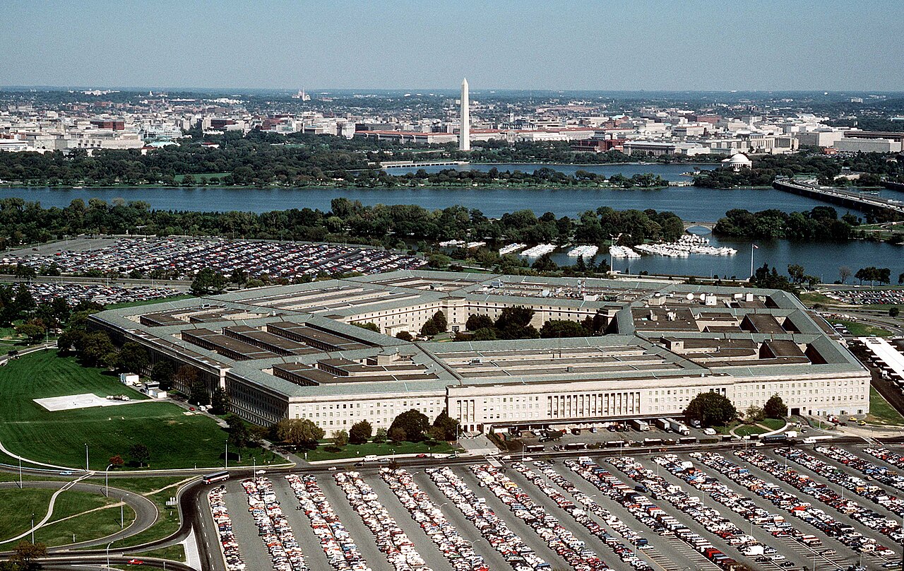 Vista aérea del Pentágono, la sede del Departamento de Defensa de Estados Unidos, junto al río Potomac y con el obelisco de Washington al fondo