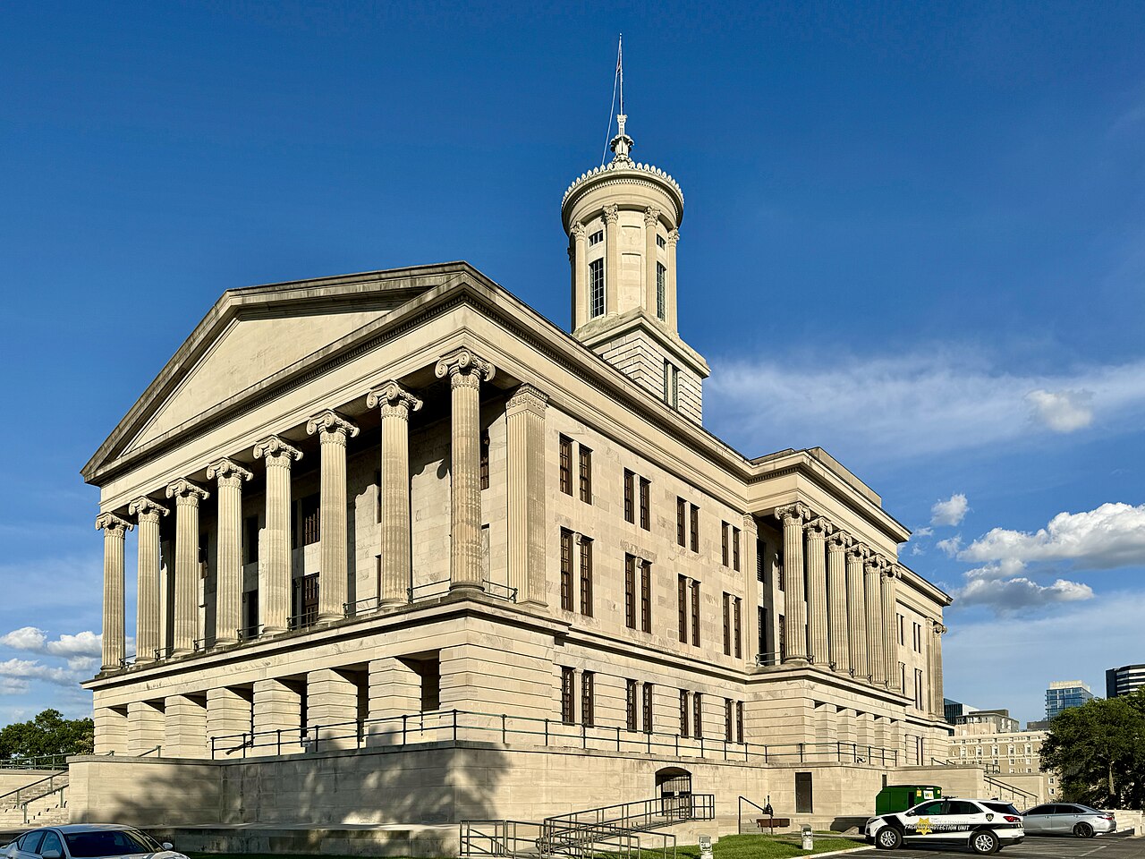 Fachada del Capitolio del Estado de Tennessee, en Nashville, con su torreón y columnas de estilo neoclásico, bajo un cielo despejado