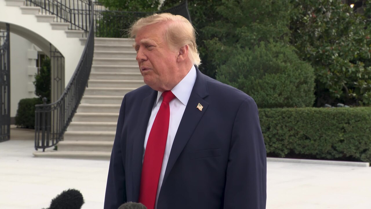 Donald Trump responde a los periodistas junto a una escalinata de la Casa Blanca antes de partir, el 26 de septiembre de 2026