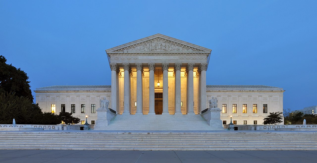Fachada oeste del edificio de la Corte Suprema de Estados Unidos, en Washington, iluminada al anochecer