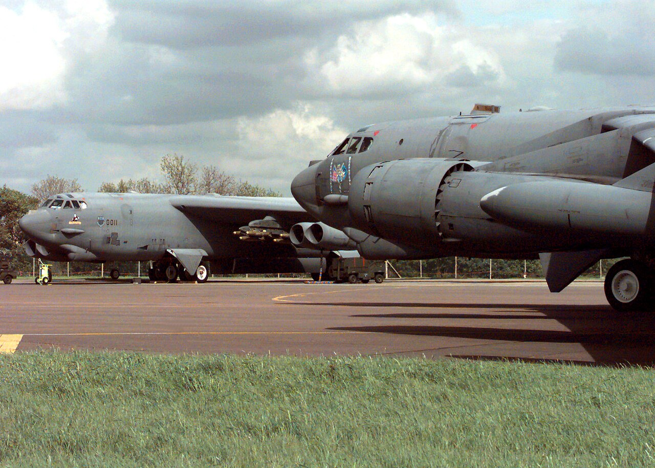 Un bombardero B-52 de la Fuerza Aérea de Estados Unidos en la pista de la base aérea de RAF Fairford, en Inglaterra