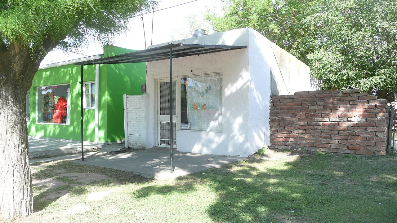 Pequeño local de barrio con toldo y un árbol en primer plano, en Fortín Olavarría, provincia de Buenos Aires (imagen de archivo de 2014)