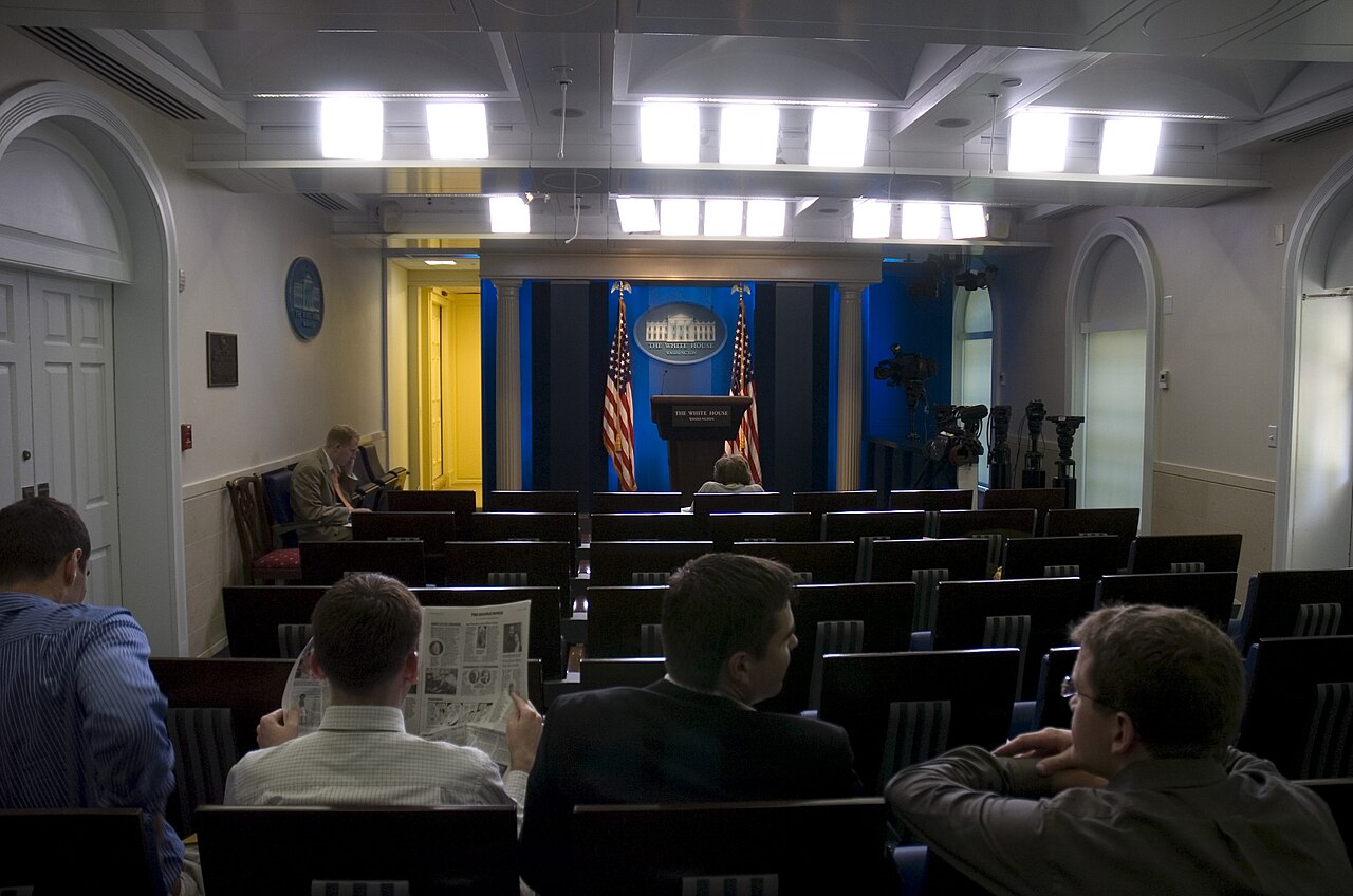La sala de prensa James S. Brady de la Casa Blanca, con algunos periodistas sentados a la espera de una rueda de prensa