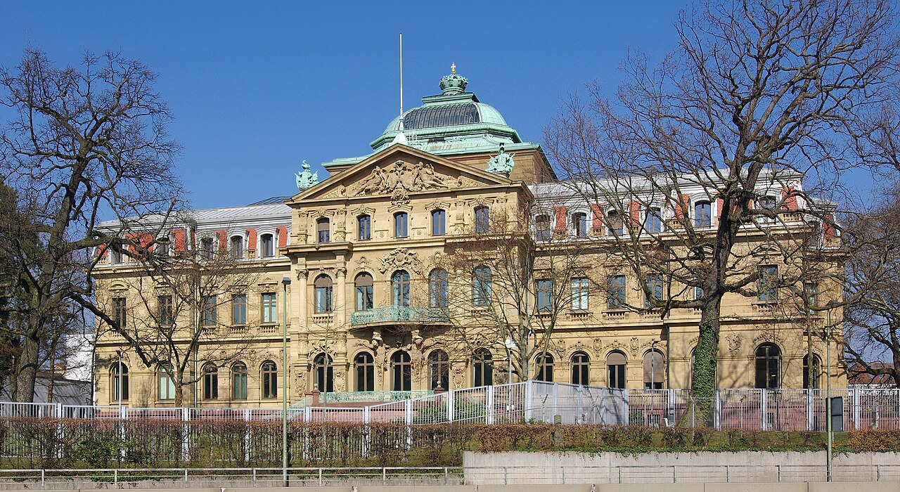 Fachada del Tribunal Federal de Justicia de Alemania en Karlsruhe, vista desde la calle
