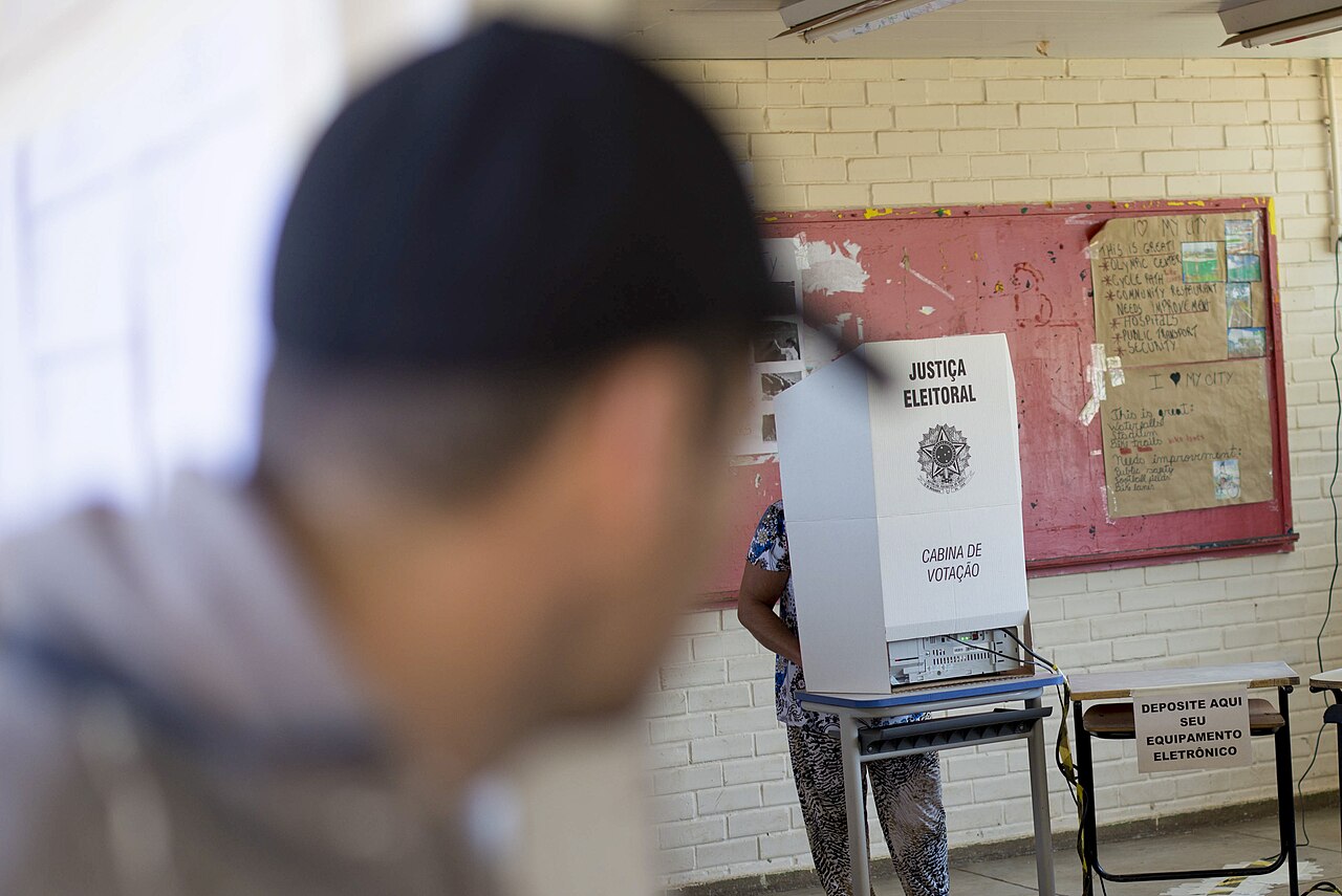 Cabina de votación de la Justicia Electoral en un colegio electoral de Gama, en el Distrito Federal de Brasil (imagen de archivo)