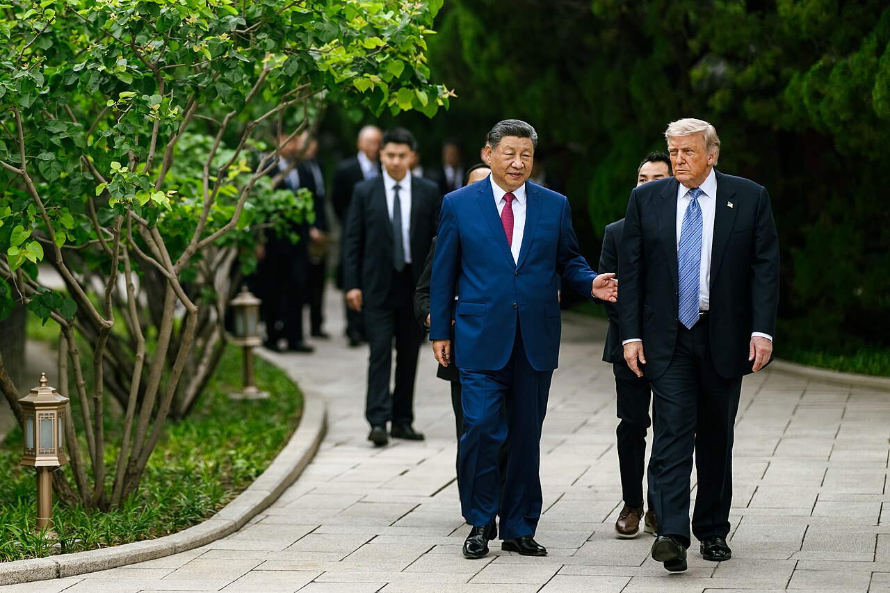 Xi Jinping y Donald Trump caminan juntos y conversan durante la visita del presidente estadounidense a China en mayo de 2026 (imagen de archivo)