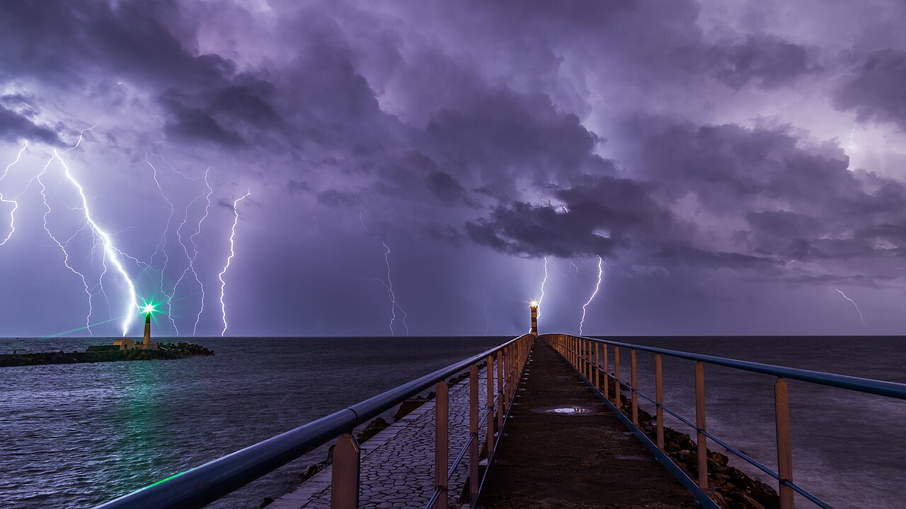 Rayos sobre el mar y un faro al final de un espigón durante una tormenta nocturna en el puerto de Port-la-Nouvelle, en el sur de Francia