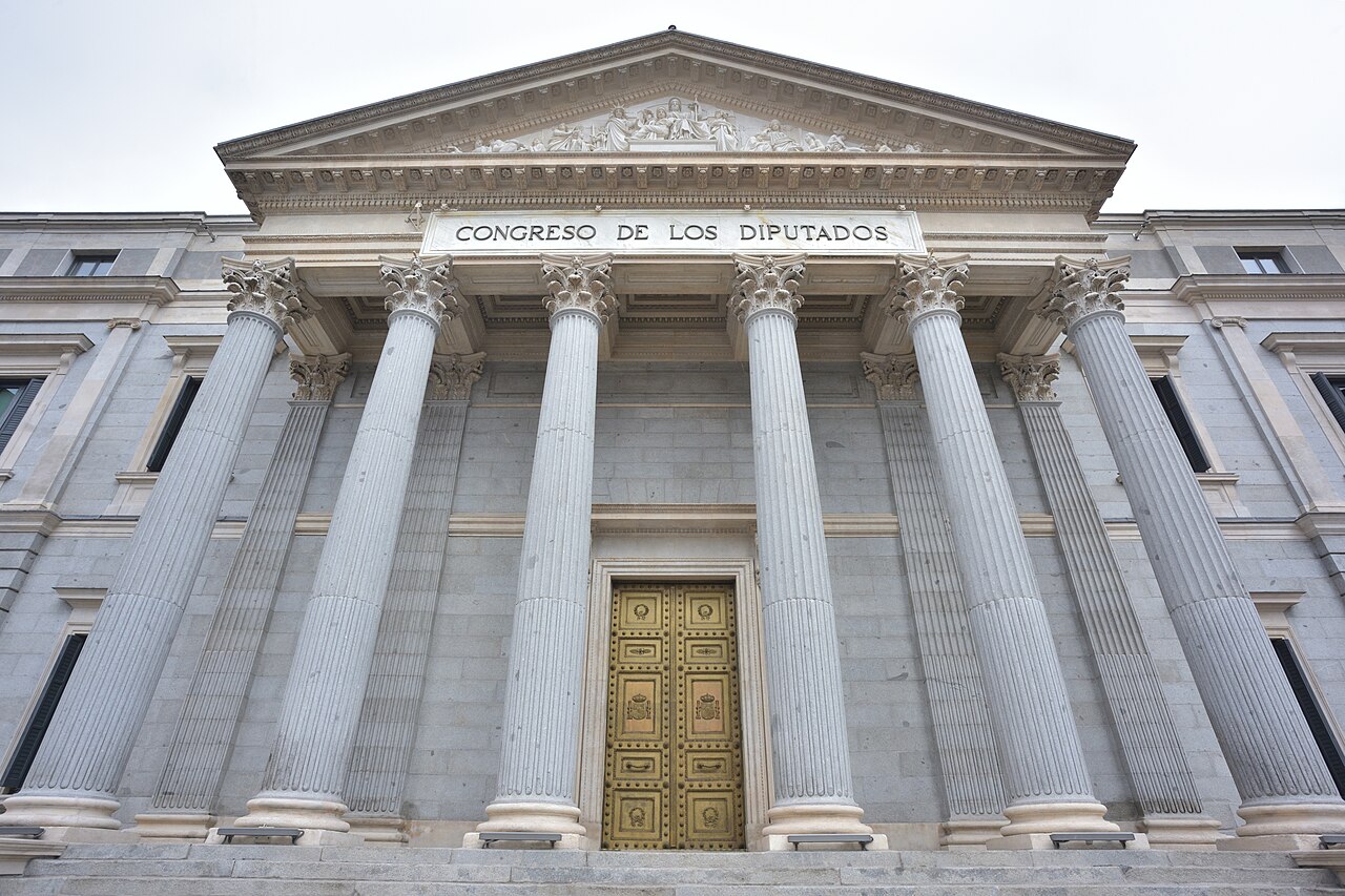 Fachada del Congreso de los Diputados en Madrid, con el rótulo y las columnas del edificio