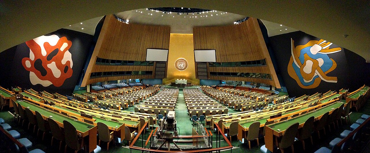 Vista panorámica del salón vacío de la Asamblea General de la ONU en Nueva York