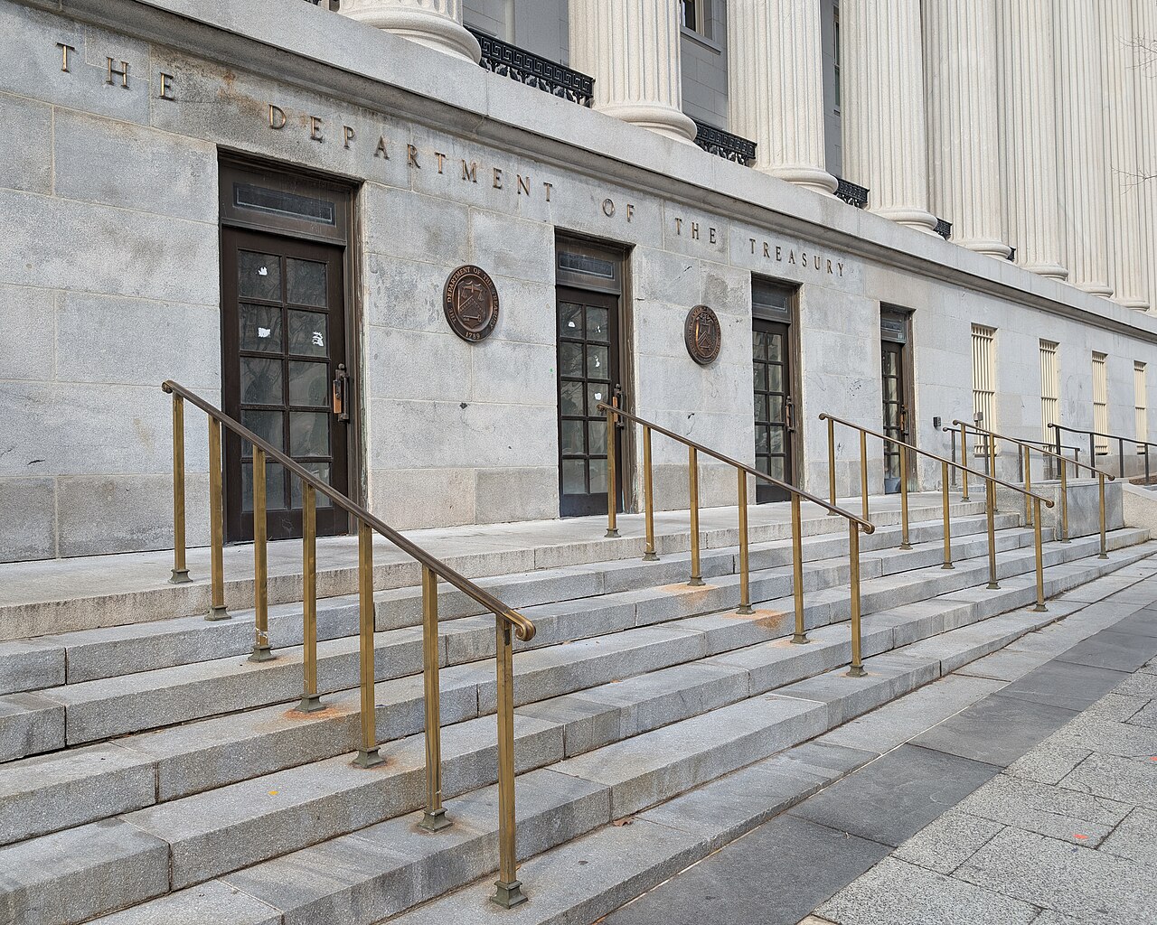 Fachada del edificio del Departamento del Tesoro de Estados Unidos en Washington, con su nombre grabado en piedra sobre la entrada.