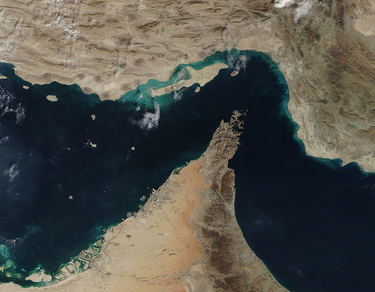 Imagen satelital del estrecho de Ormuz, con la costa de Irán al norte y la península de Musandam al sur