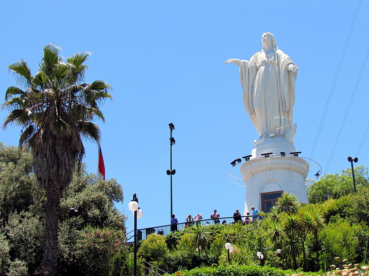 La estatua blanca de la Virgen Inmaculada sobre su pedestal en el cerro San Cristóbal, en Santiago de Chile, bajo un cielo azul despejado