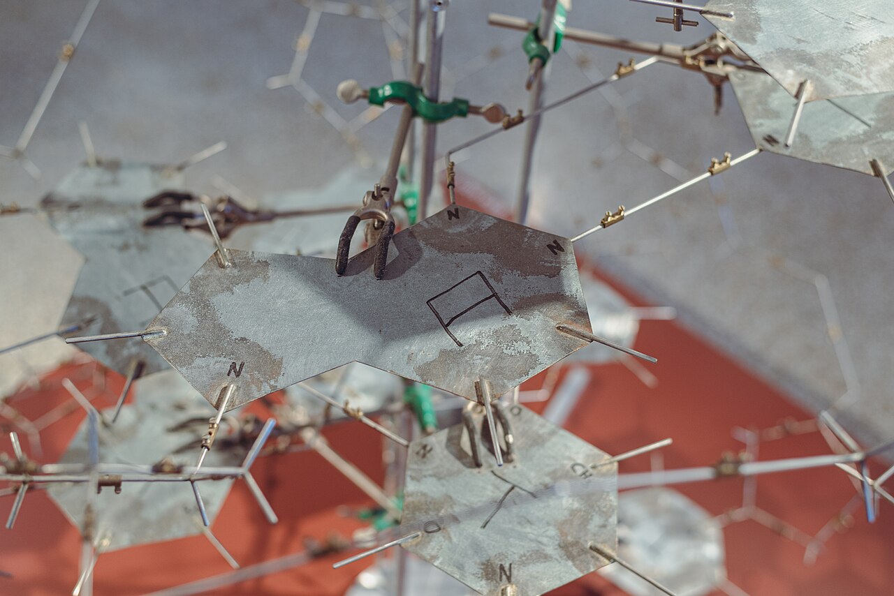 Detalle de una réplica del modelo de doble hélice de ADN de Watson y Crick, con placas metálicas y varillas, en un museo de Berlín