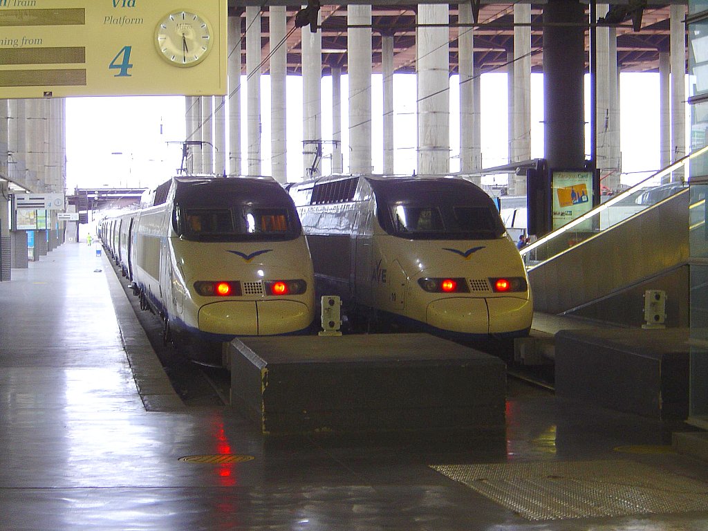 Dos trenes AVE de Renfe estacionados en un andén de la estación de Madrid Puerta de Atocha, imagen de archivo