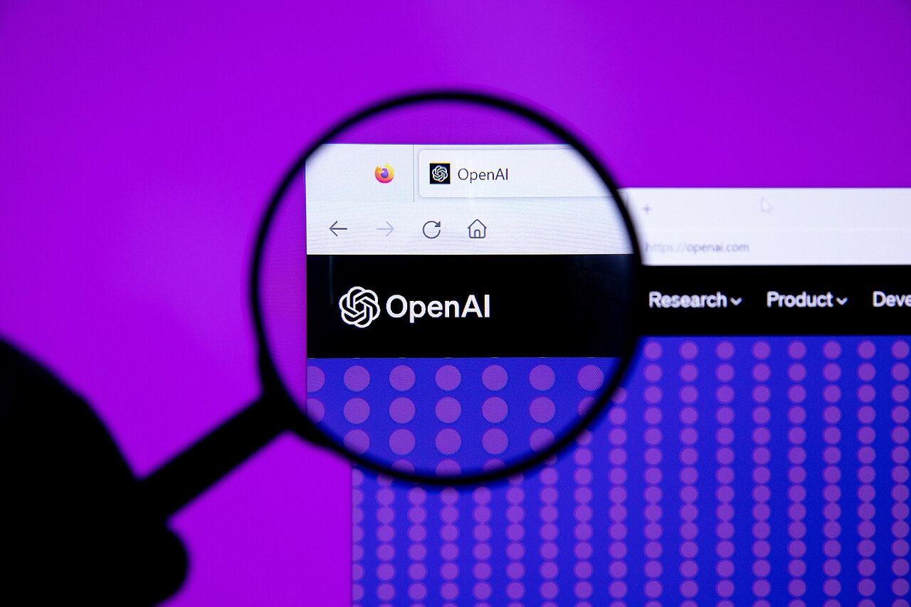 El logotipo de OpenAI visto con una lupa
