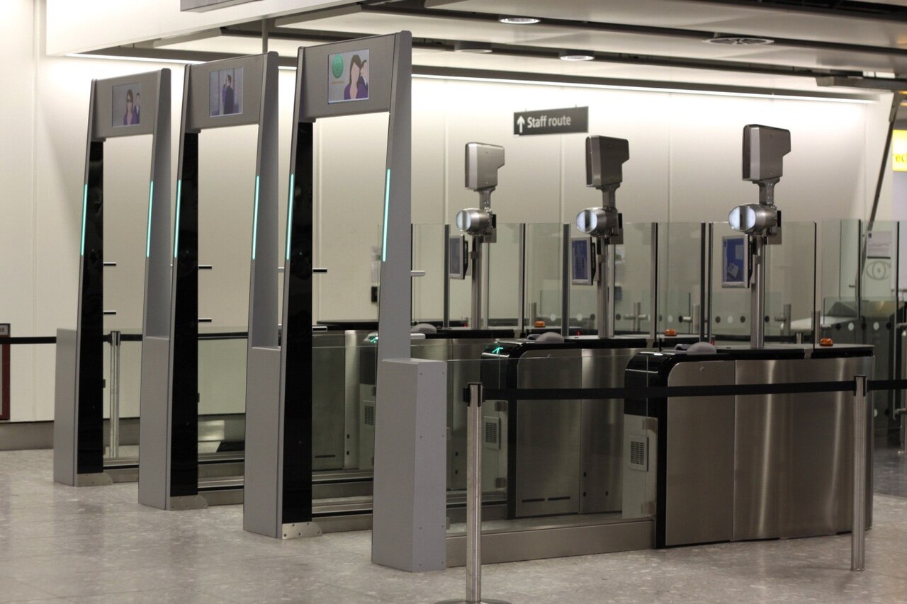 Varias puertas automáticas de control de pasaportes (ePassport gates) en el aeropuerto de Heathrow, Terminal 4, vacías, con cartel «Staff route» al fondo