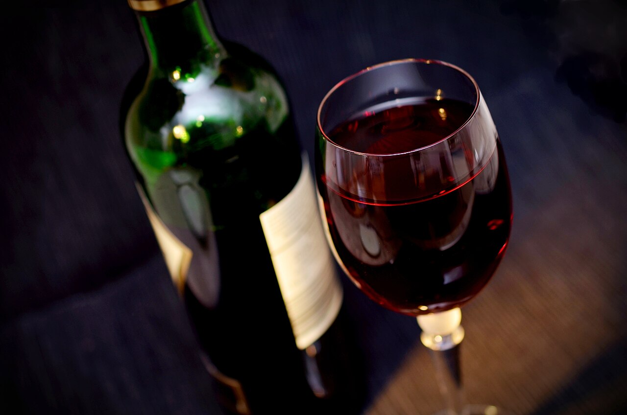 Botella y copa de vino tinto