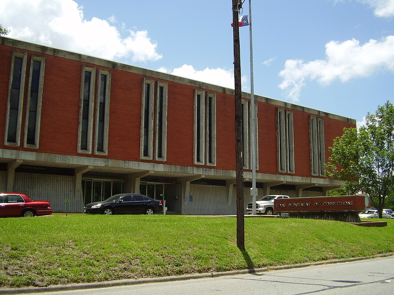 Edificio administrativo de la Unidad Huntsville, en Texas, con un letrero de ladrillo del antiguo Departamento de Correcciones de Texas (imagen de archivo de 2010)