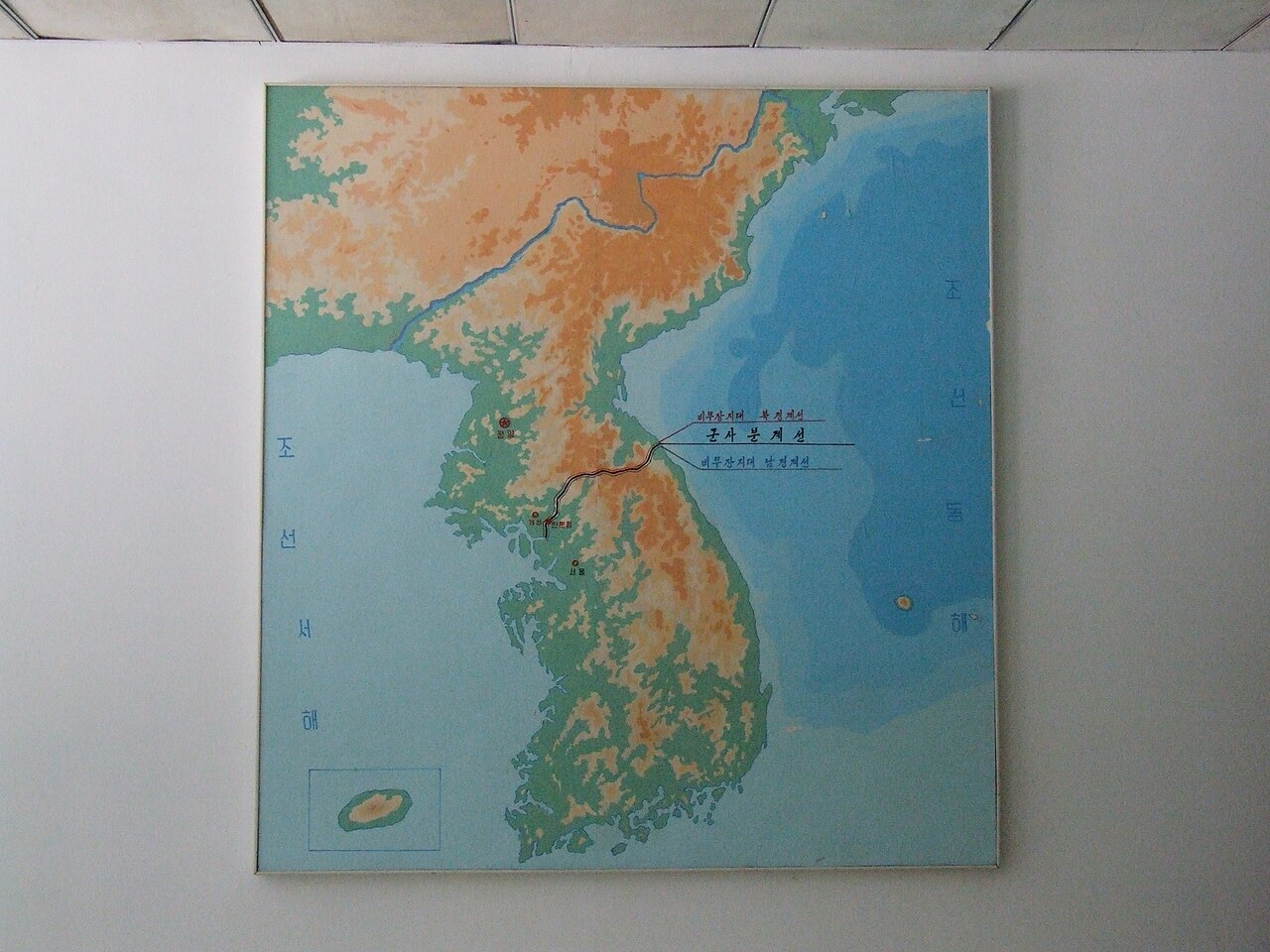 Mapa de la península de Corea en una pared, con la línea de demarcación militar que separa las dos Coreas y, a la derecha, el mar del Este